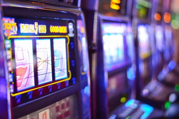 Betting grid and live wheel Roulette betting interface on pari303